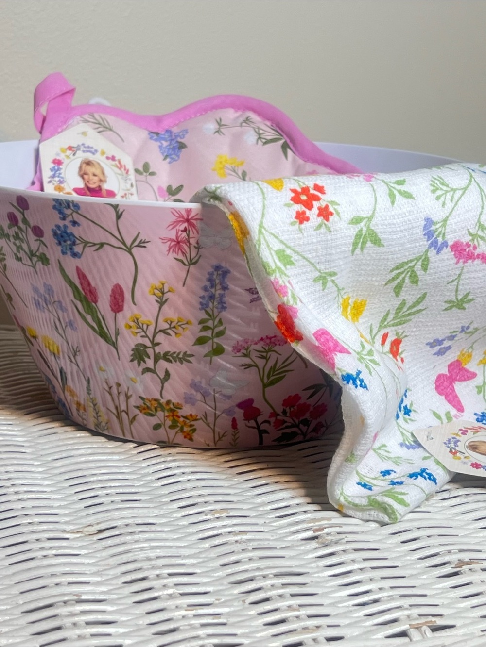 Dolly Parton 10” Melamine Bowl – Pink. New With Tags. Wildflower Spring Edition.